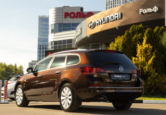 Подержанный автомобиль Opel Astra Wagon 2012 года (5 фото)