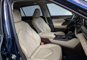 Подержанный автомобиль Toyota Highlander 2021 года (24 фото)