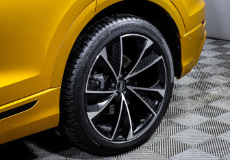 Подержанный автомобиль Audi Q8 2019 года (15 фото)