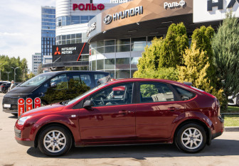 Подержанный автомобиль Ford Focus Hatchback 2006 года (6 фото)