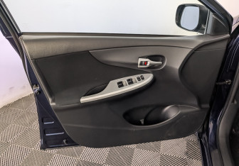 Подержанный автомобиль Toyota Corolla Sedan 2012 года (19 фото)