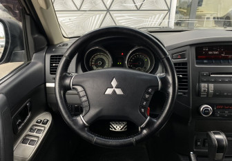 Подержанный автомобиль Mitsubishi Pajero 2013 года (14 фото)