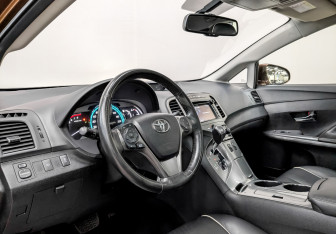 Подержанный автомобиль Toyota Venza 2014 года (16 фото)