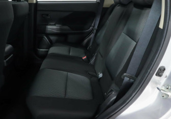 Подержанный автомобиль Mitsubishi Outlander 2015 года (14 фото)