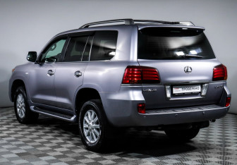 Подержанный автомобиль Lexus LX 2008 года (7 фото)