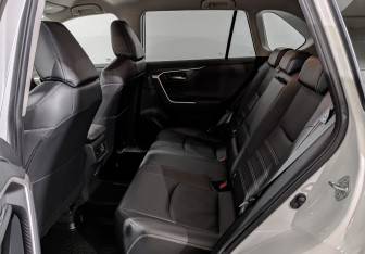 Подержанный автомобиль Toyota RAV4 2020 года (18 фото)
