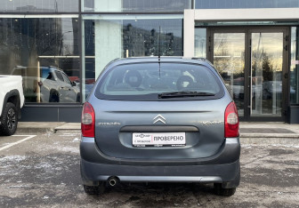 Подержанный автомобиль Citroen Xsara Picasso 2008 года (6 фото)