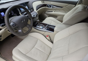 Подержанный автомобиль Infiniti Q70 2015 года (9 фото)