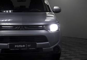 Подержанный автомобиль Mitsubishi Outlander 2013 года (18 фото)
