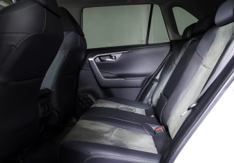 Подержанный автомобиль Toyota RAV4 2023 года (12 фото)