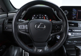 Подержанный автомобиль Lexus ES 2022 года (10 фото)
