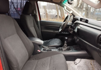 Подержанный автомобиль Toyota Hilux 2015 года (10 фото)