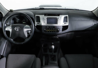 Подержанный автомобиль Toyota Hilux 2013 года (8 фото)