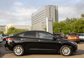 Подержанный автомобиль Hyundai Solaris Sedan 2021 года (3 фото)