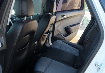 Подержанный автомобиль Opel Astra Sedan 2013 года (8 фото)