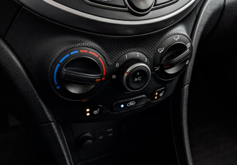 Подержанный автомобиль Hyundai Solaris Hatchback 2015 года (26 фото)