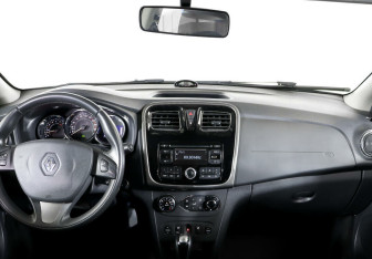 Подержанный автомобиль Renault Sandero 2016 года (8 фото)