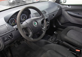 Подержанный автомобиль Skoda Fabia Sedan 2007 года (16 фото)