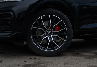 Подержанный автомобиль Audi Q5 2025 года (35 фото)