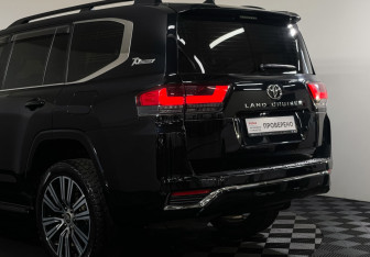Подержанный автомобиль Toyota Land Cruiser Suv 2022 года (24 фото)