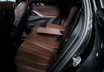 Подержанный автомобиль BMW X6 2020 года (10 фото)