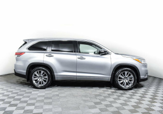 Подержанный автомобиль Toyota Highlander 2014 года (4 фото)