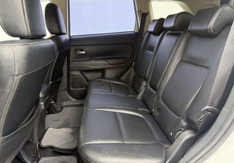 Подержанный автомобиль Mitsubishi Outlander 2012 года (11 фото)