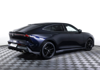 Подержанный автомобиль Changan UNI-V 2023 года (5 фото)