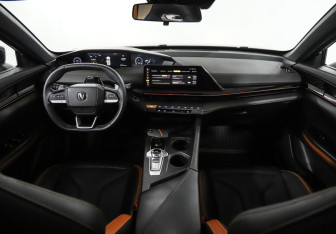 Подержанный автомобиль Changan UNI-V 2023 года (12 фото)