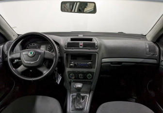 Подержанный автомобиль Skoda Fabia Hatchback 2010 года (21 фото)