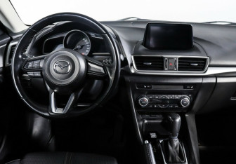 Подержанный автомобиль Mazda 3 Sedan 2017 года (10 фото)