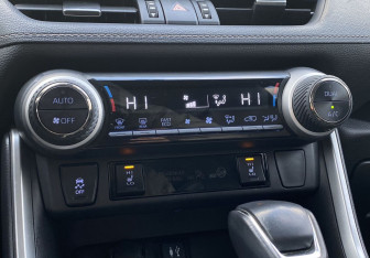 Подержанный автомобиль Toyota RAV4 2019 года (14 фото)