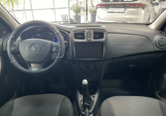 Подержанный автомобиль Renault Sandero 2015 года (11 фото)