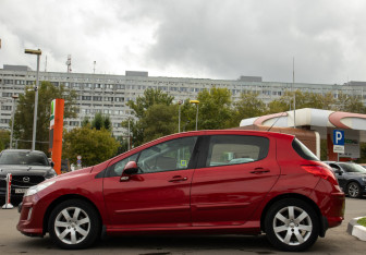 Подержанный автомобиль Peugeot 308 Hatchback 2008 года (6 фото)