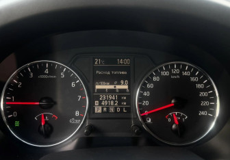 Подержанный автомобиль Nissan X-Trail 2013 года (13 фото)