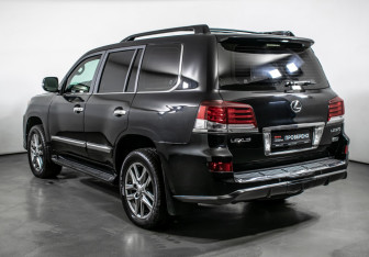 Подержанный автомобиль Lexus LX 2012 года (7 фото)