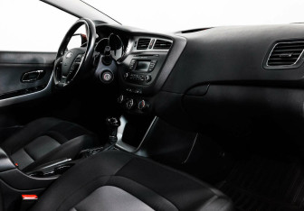 Подержанный автомобиль Kia Ceed Hatchback 2012 года (5 фото)