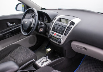 Подержанный автомобиль Kia Ceed Hatchback 2009 года (10 фото)