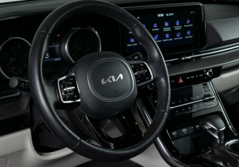 Подержанный автомобиль Kia Carnival 2022 года (10 фото)