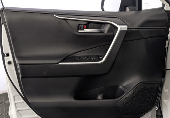 Подержанный автомобиль Toyota RAV4 2021 года (19 фото)