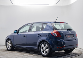 Подержанный автомобиль Kia Ceed Hatchback 2012 года (7 фото)