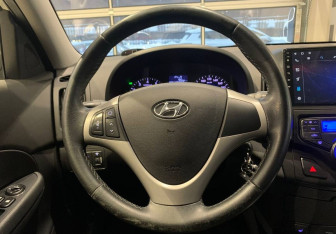 Подержанный автомобиль Hyundai i30 Hatchback 2011 года (14 фото)
