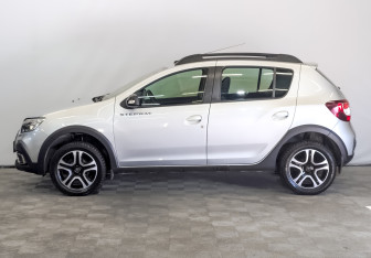 Подержанный автомобиль Renault Sandero 2021 года (8 фото)