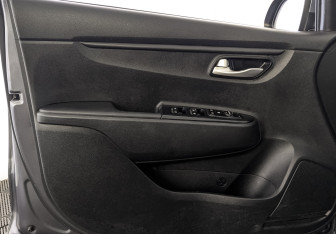 Подержанный автомобиль Kia Rio Hatchback 2021 года (18 фото)