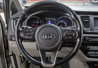 Подержанный автомобиль Kia Carnival 2019 года (18 фото)