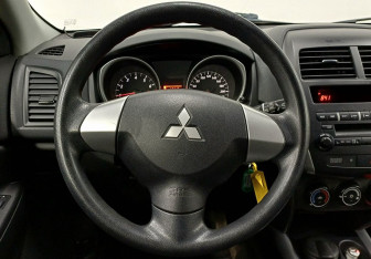 Подержанный автомобиль Mitsubishi ASX 2012 года (12 фото)