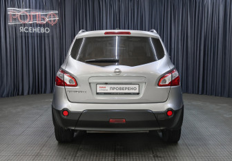 Подержанный автомобиль Nissan Qashqai+2 2010 года (6 фото)