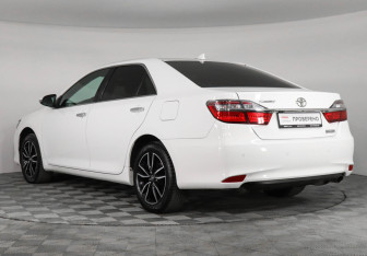 Подержанный автомобиль Toyota Camry Sedan 2017 года (7 фото)
