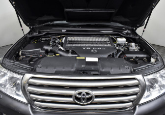 Подержанный автомобиль Toyota Land Cruiser Suv 2010 года (7 фото)