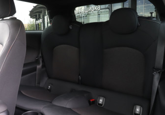 Подержанный автомобиль MINI Hatch 2020 года (10 фото)